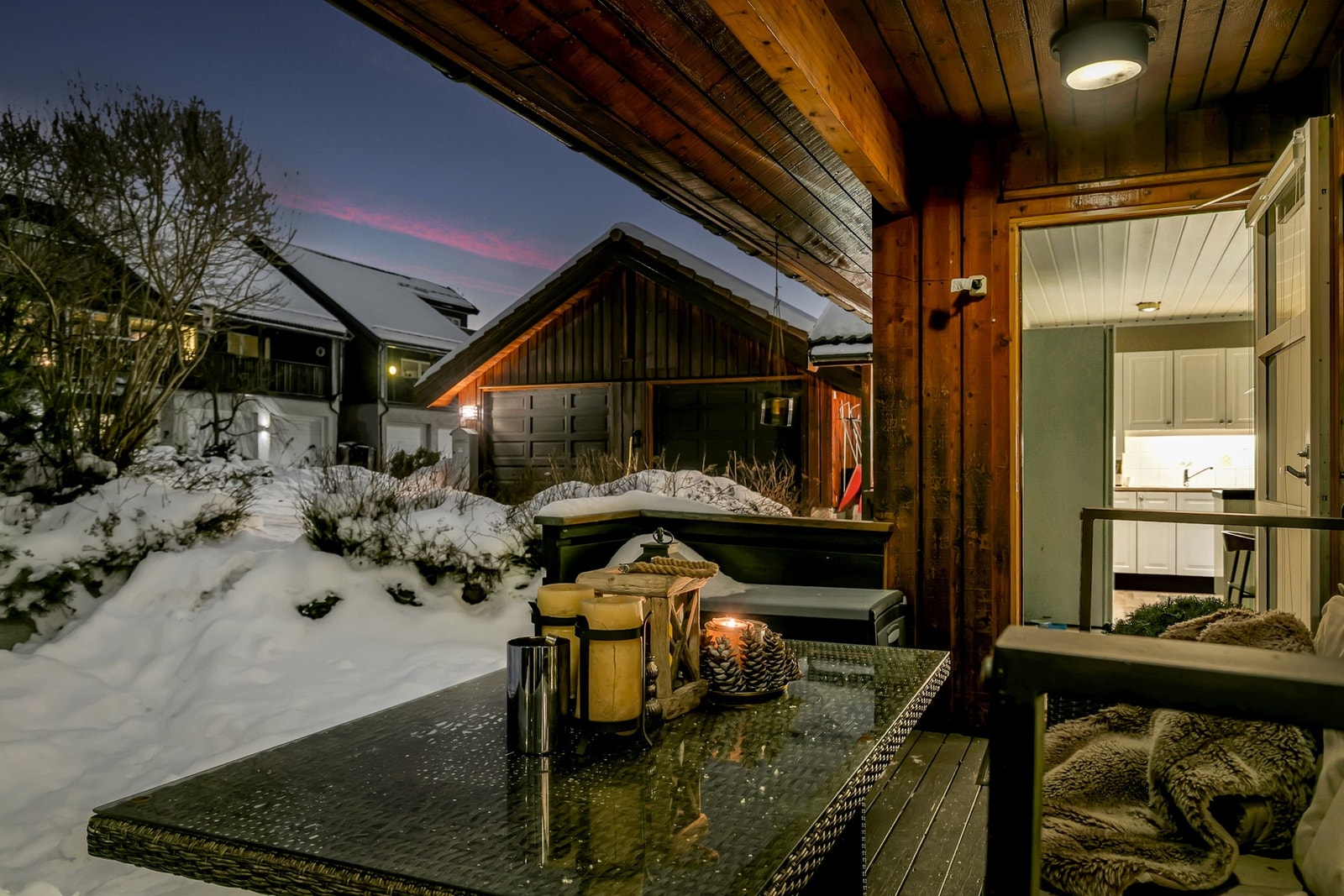 Utgang fra kjøkkenet til et koselig uteområde. Galleribilde