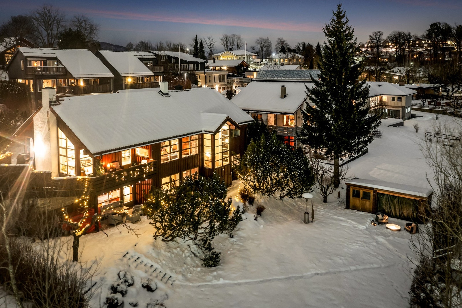 Velkommen til Leikvollveien 27! Til salgs ved Fredrik von Krogh - EIE Eiendomsmegling Asker. Foto: Emil Jakobczyk ved iSnitt. Galleribilde