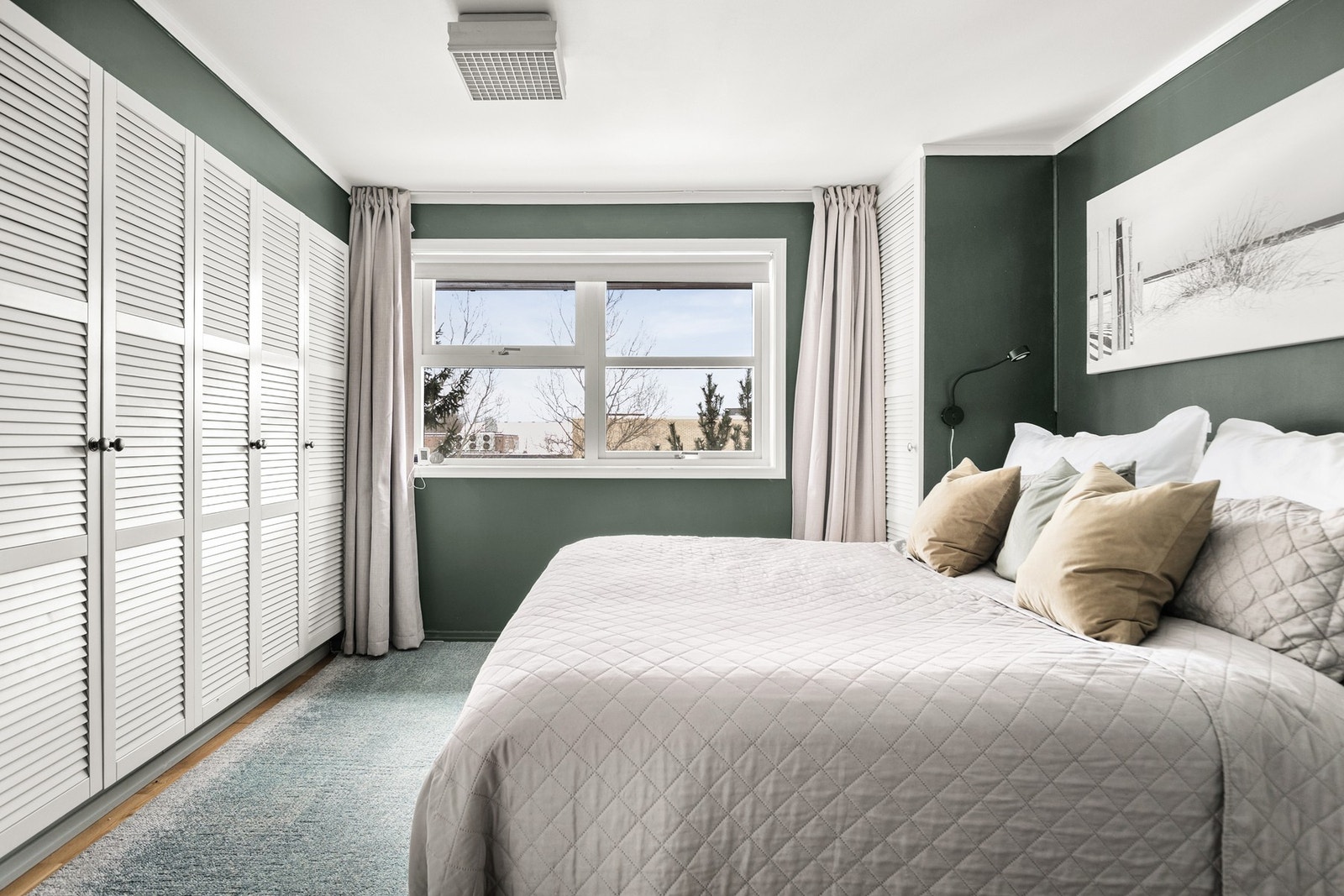 Hovedsoverommet er lyst og romslig. Galleribilde