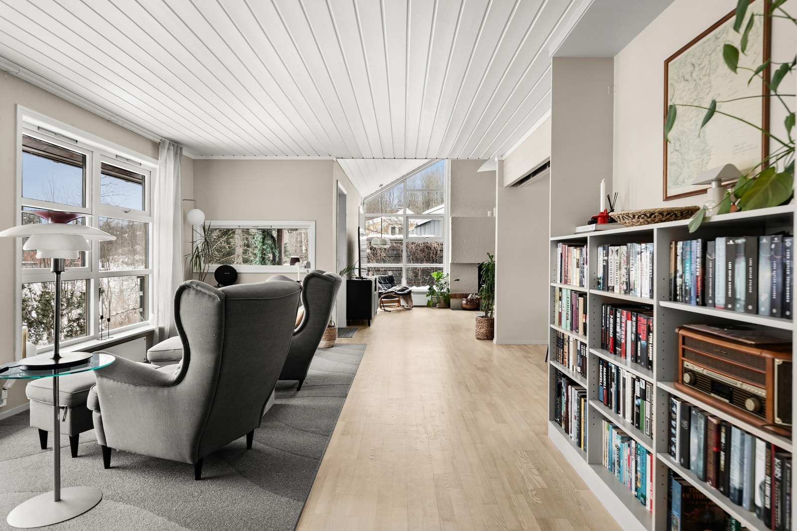 Romslig og lys stue med store vindusflater Galleribilde