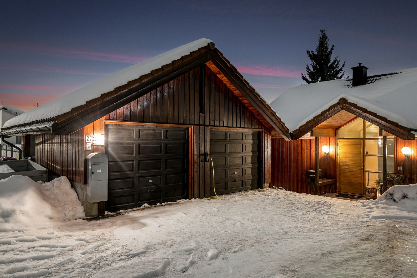Frittstående garasje med elbillader. Galleribilde
