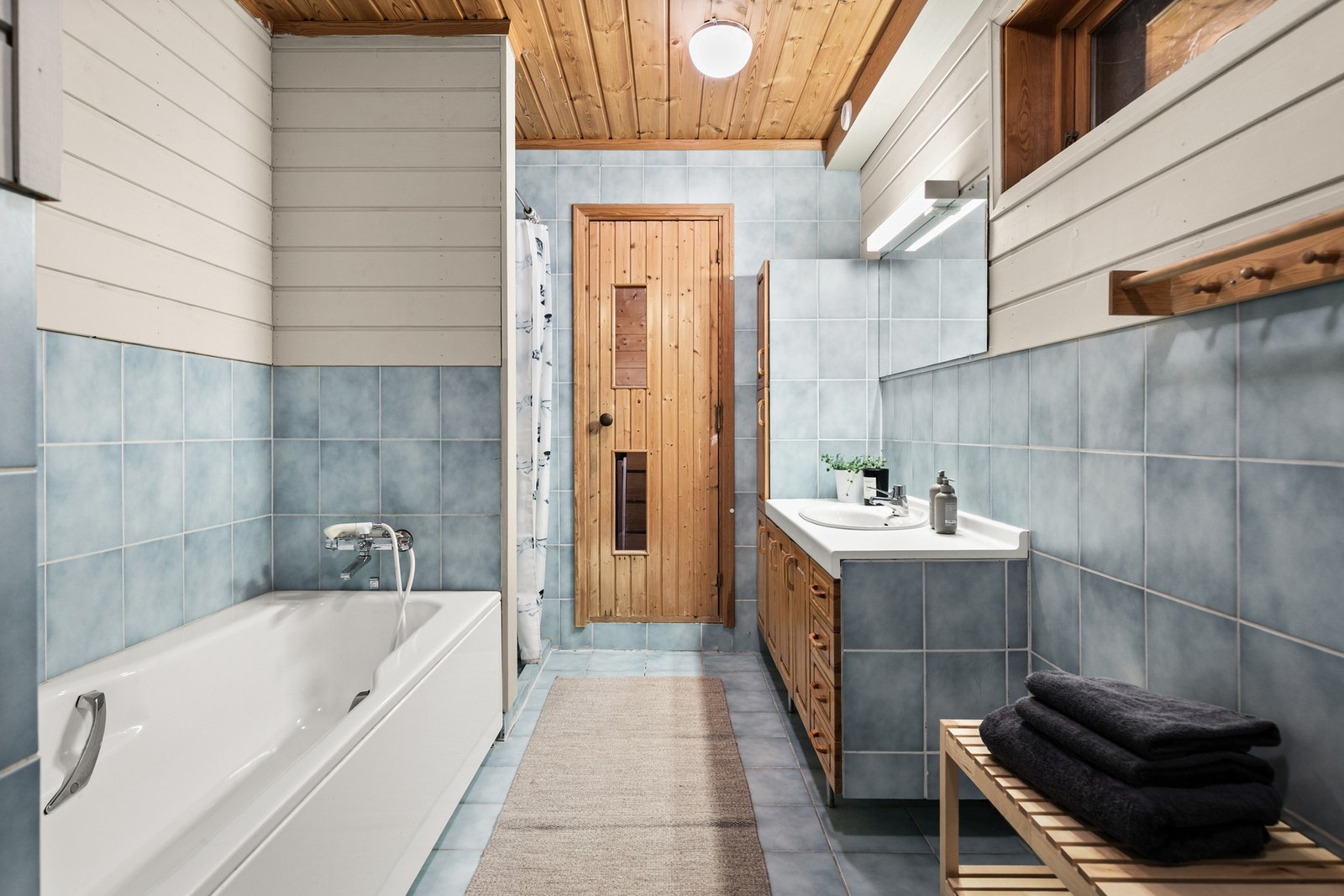 Bad og badstue i underetasjen, funksjonelt rom med potensial for oppgradering. Galleribilde