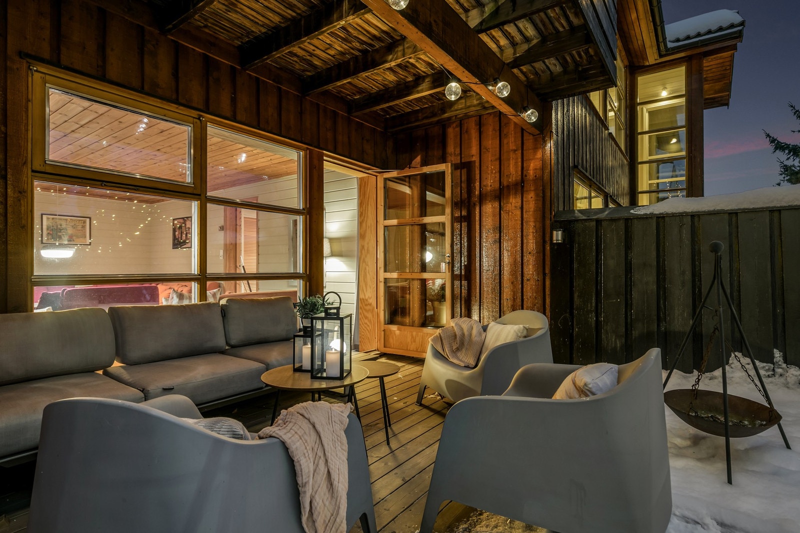 Fra kjellerstuen er det adkomst til en romslig terrasse og hagen. Galleribilde