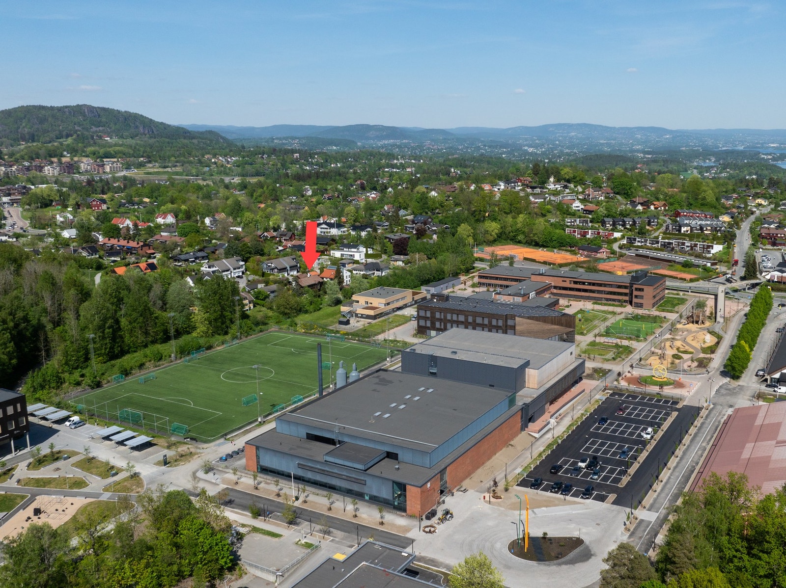 Rett ved boligen finner vi skoler på alle trinn, svømmehall, tennishall, utendørs skøytebane og Varner Arena. Galleribilde