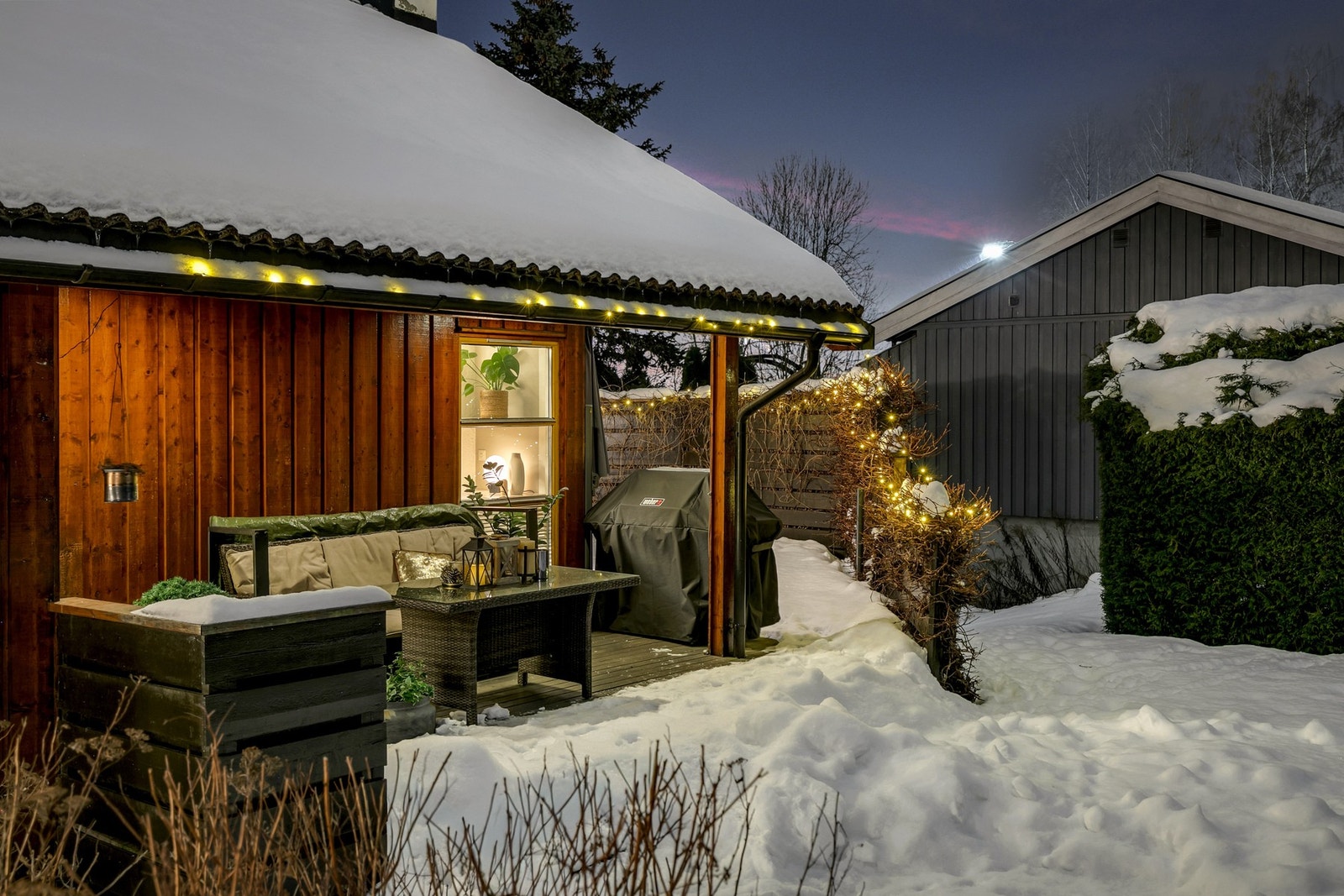 Uteområdet egner seg godt til morgenkaffe, grilling og uteservering Galleribilde