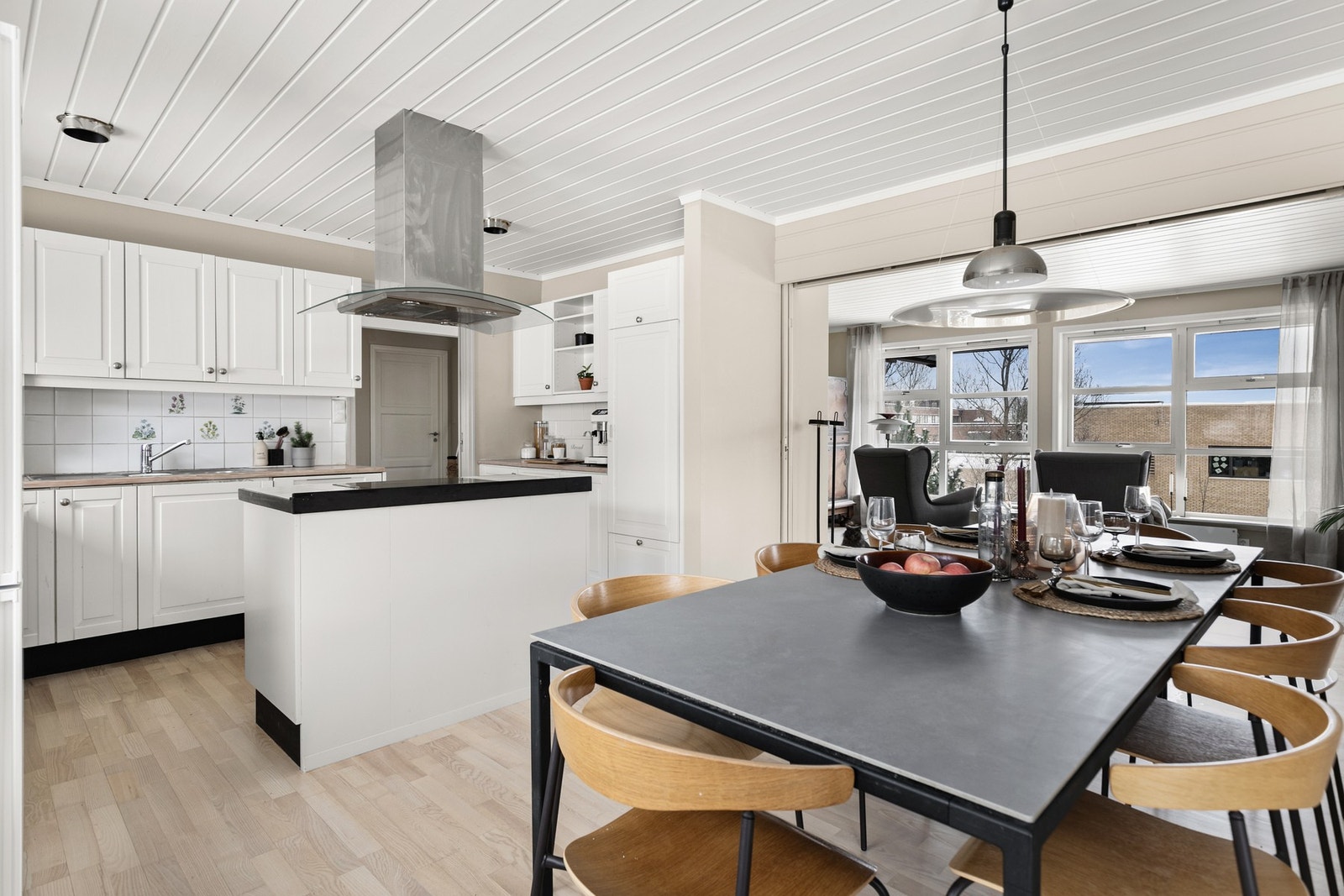 Kjøkken med kjøkkenøy og rikelig med skap- og benkeplass. Galleribilde