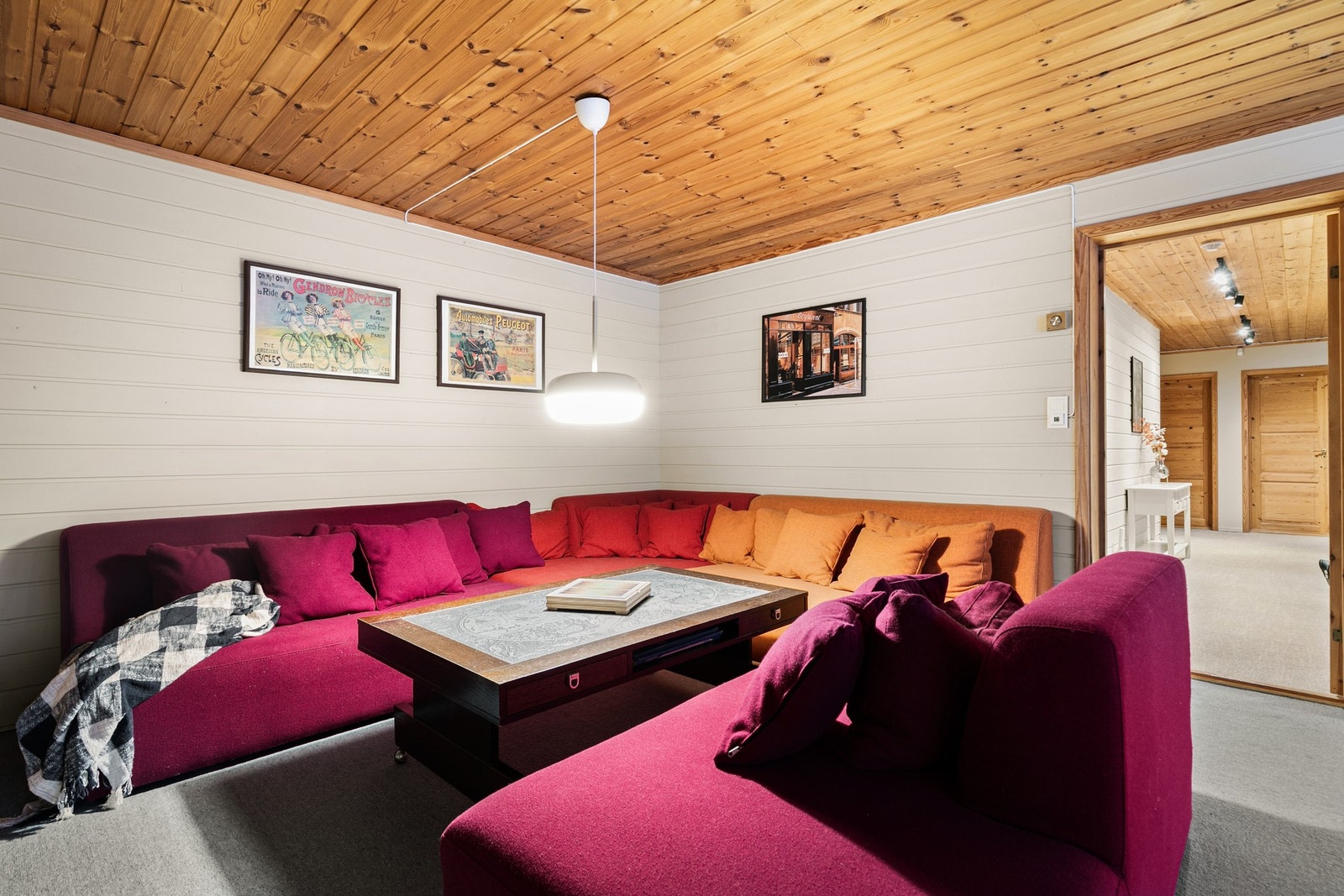 Kjellerstue med mange bruks- og møbleringsmuligheter. Galleribilde