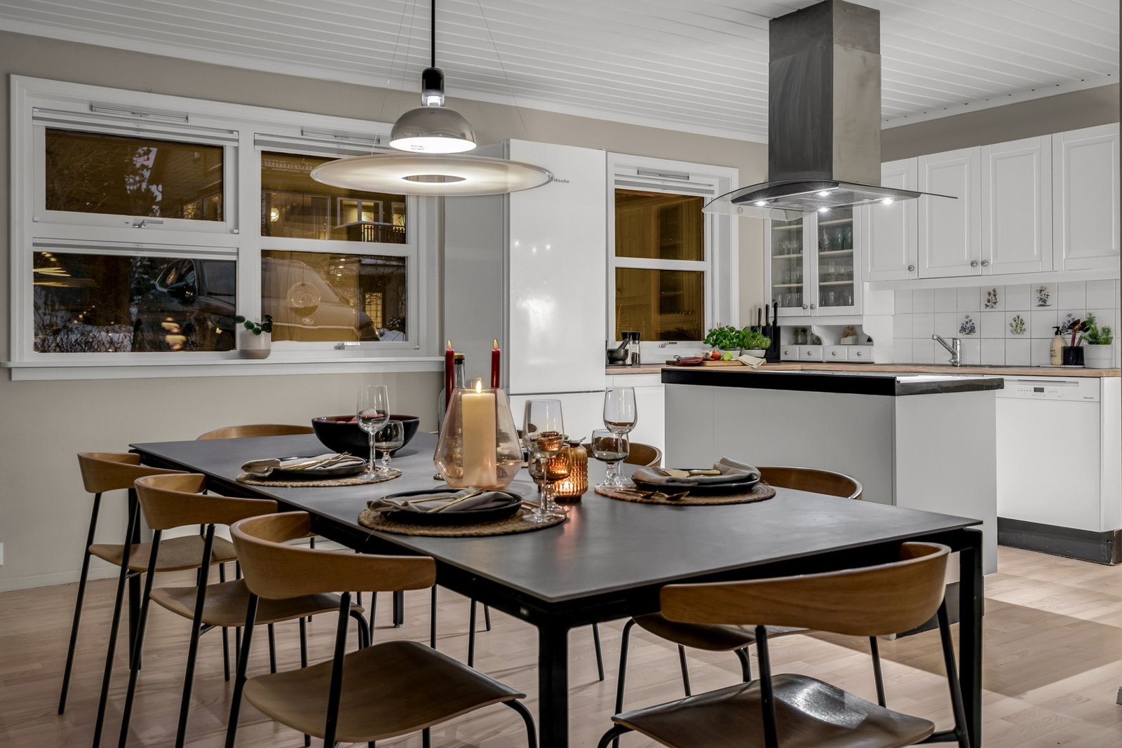 Praktisk planløsning som egner seg godt til både hverdag og selskap. Galleribilde