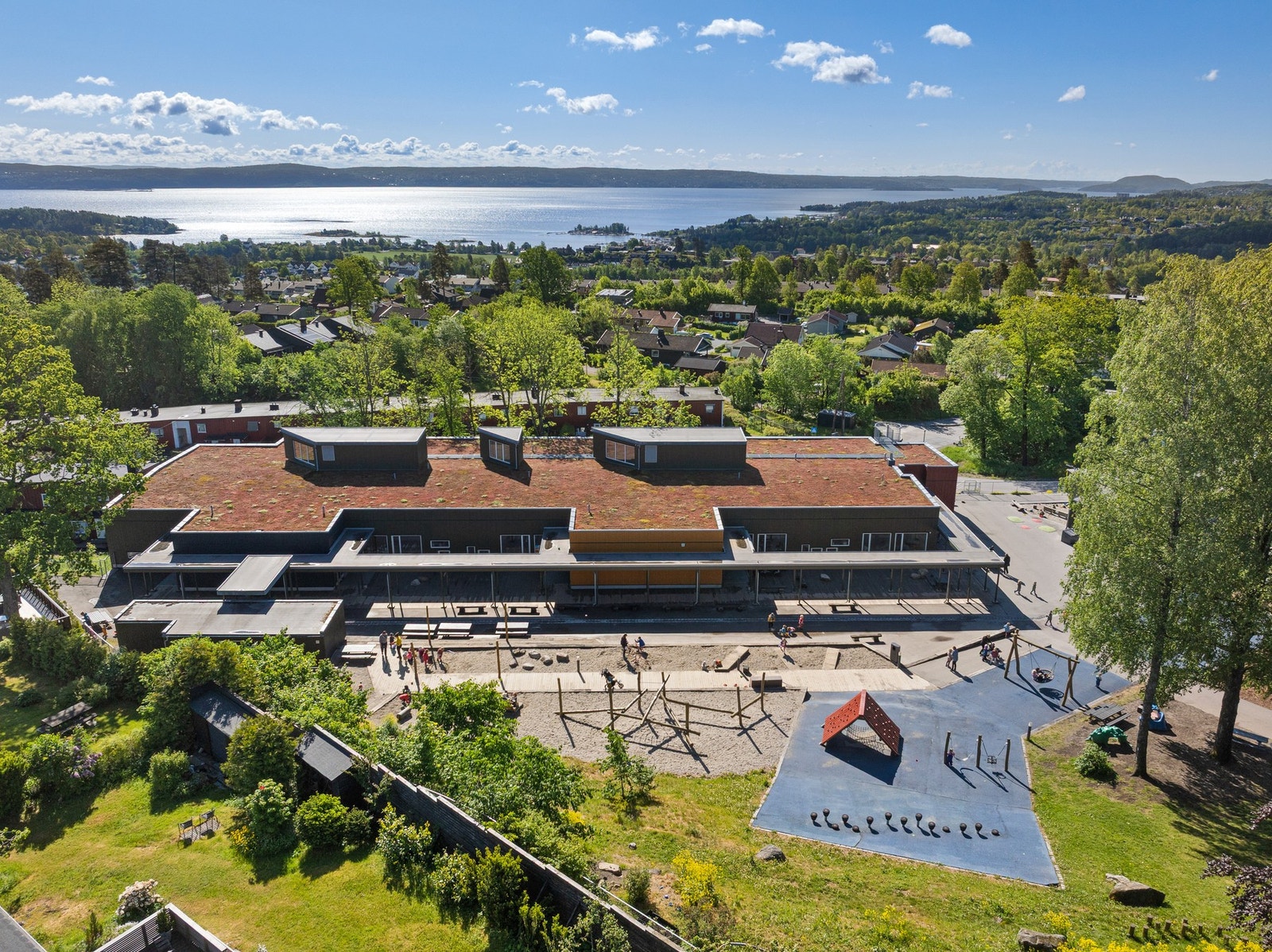 Bleikerfaret barnehage var ny i 2017 og er meget populær og ligger bare noen hundre meter fra boligen. Ellers flere barnehager i nærheten. Galleribilde