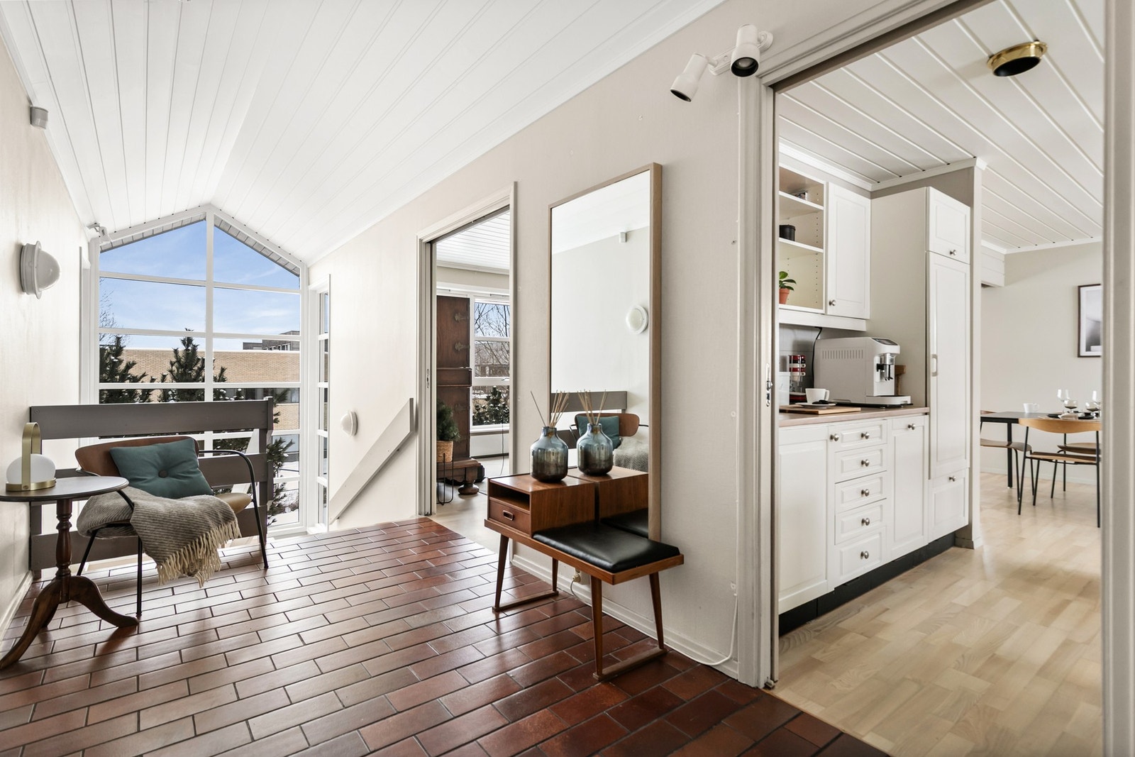 Praktisk gang som knytter boligens rom sammen på en oversiktlig måte. Galleribilde