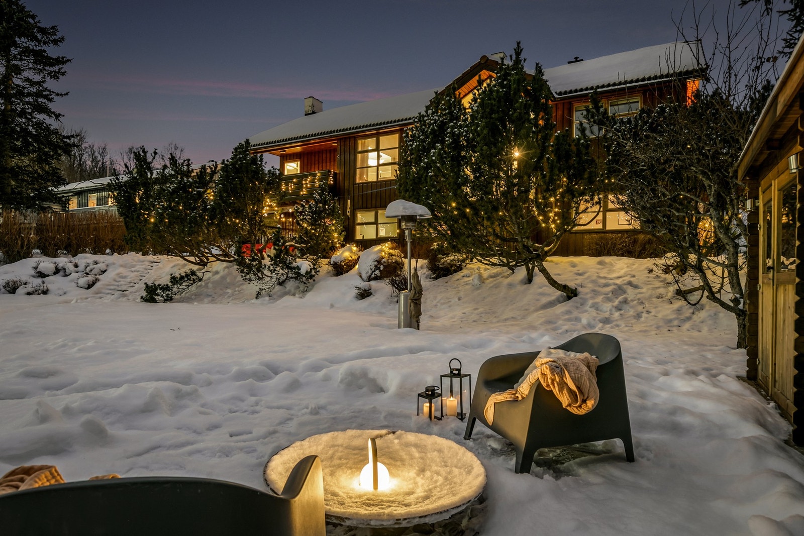 Tomten byr på flere soner for både lek, avslapning og uteservering. Galleribilde