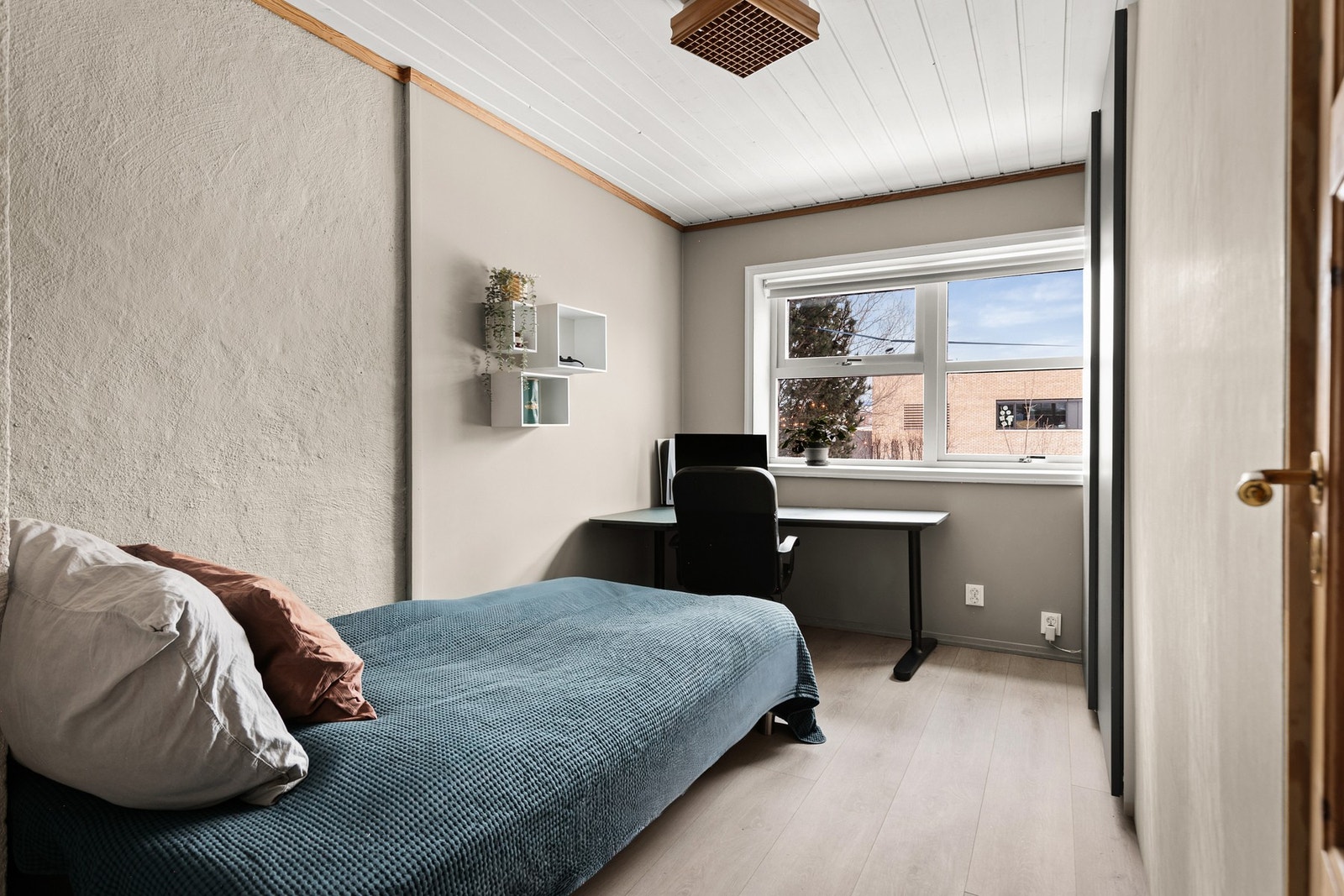 Soverom 5, ref. plantegning. Lyst og fint med innebygd garderobeløsning. Galleribilde