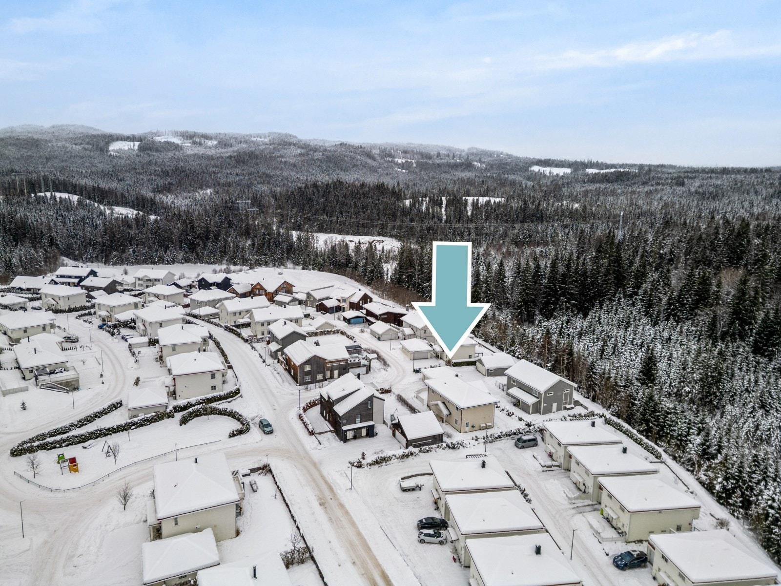 Gangveien går rett nedenfor huset. Galleribilde