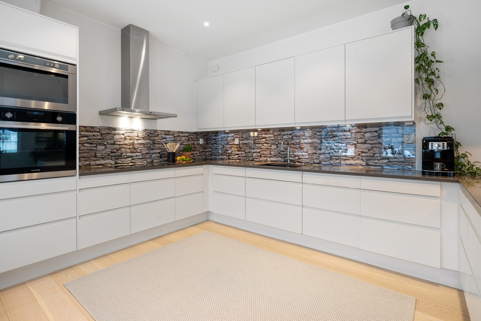 Kjøkkenet har en moderne Sigdal-innredning med hvite, slette fronter. Galleribilde