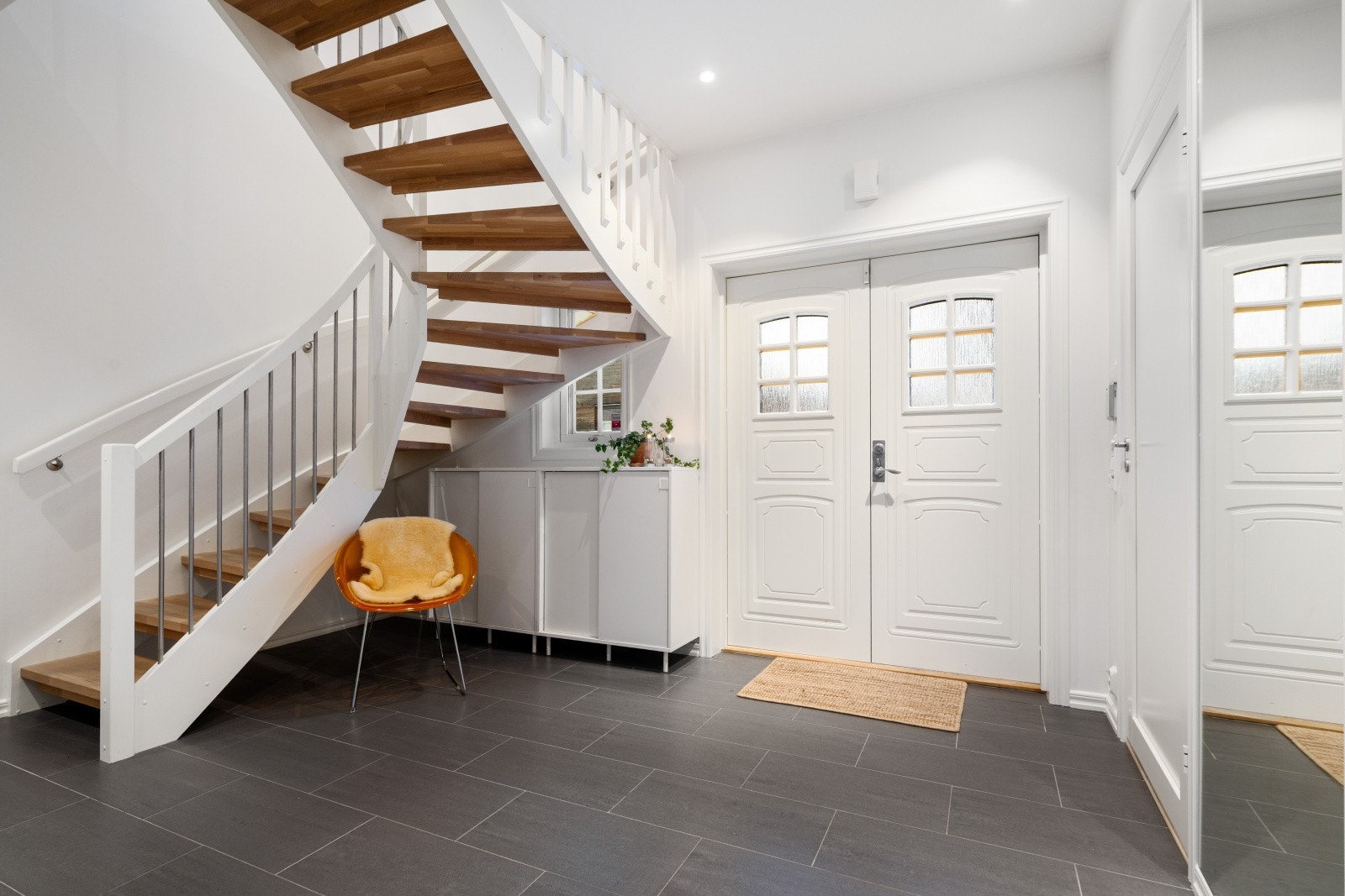 Flislagt gulv med varmekabler og god plass for garderobeløsning. Galleribilde