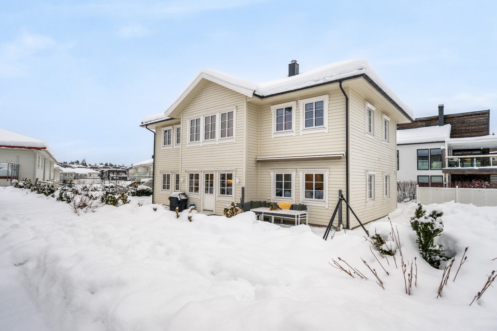 Boligen har en koselig hage som er pent opparbeidet av dagens eier med grøntområder, barlind hekk, terrasse og støttemur. Galleribilde