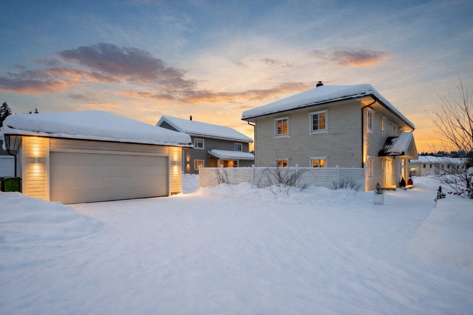 Dobbel garasje med elbil lader. For øvrig god plass for parkering på egen tomt. Galleribilde