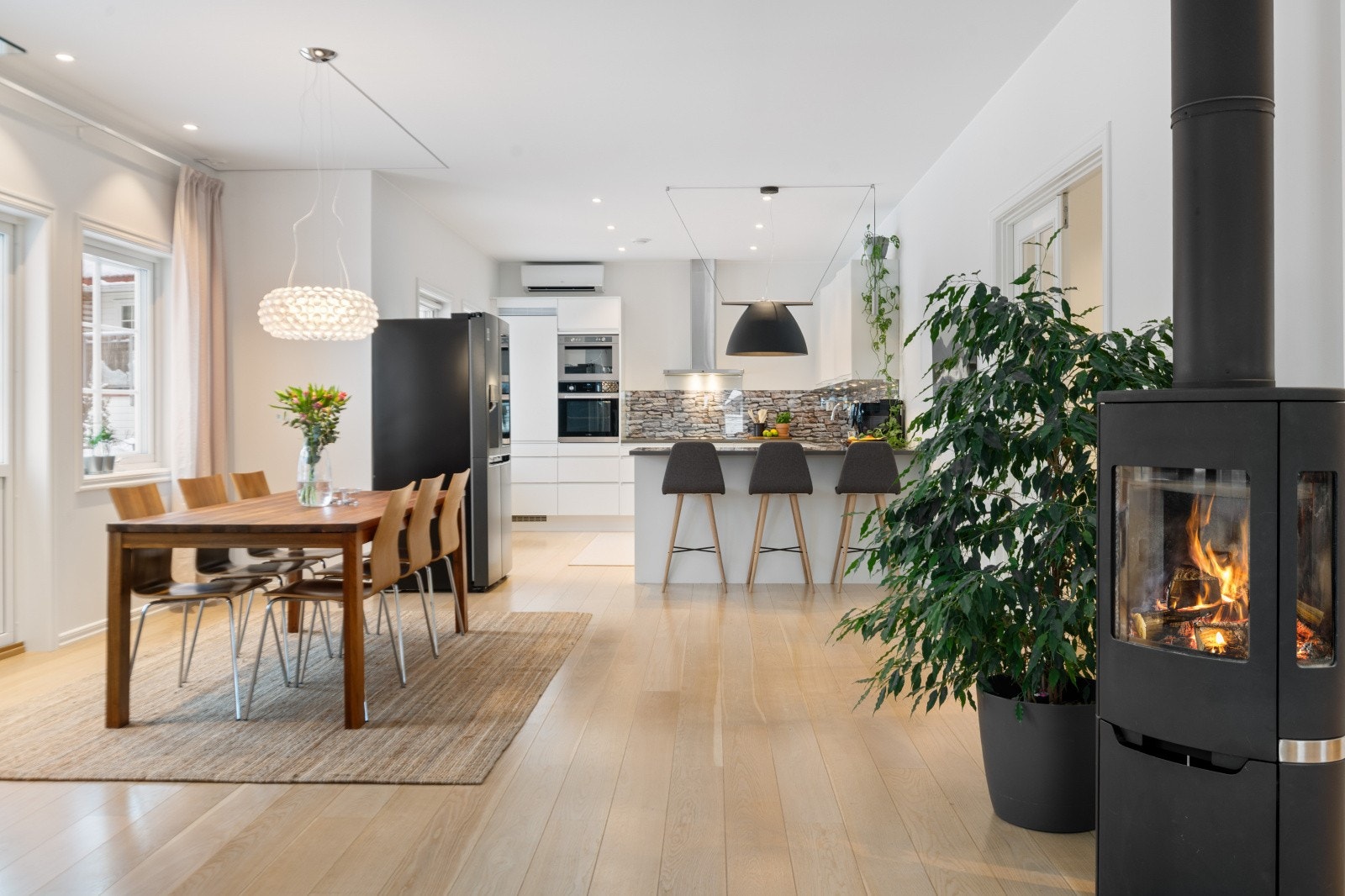 Første etasje har en åpen og sosial planløsning. Galleribilde