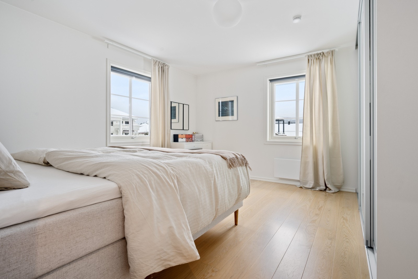 Soverom med skyvedørsgarderobe. Galleribilde