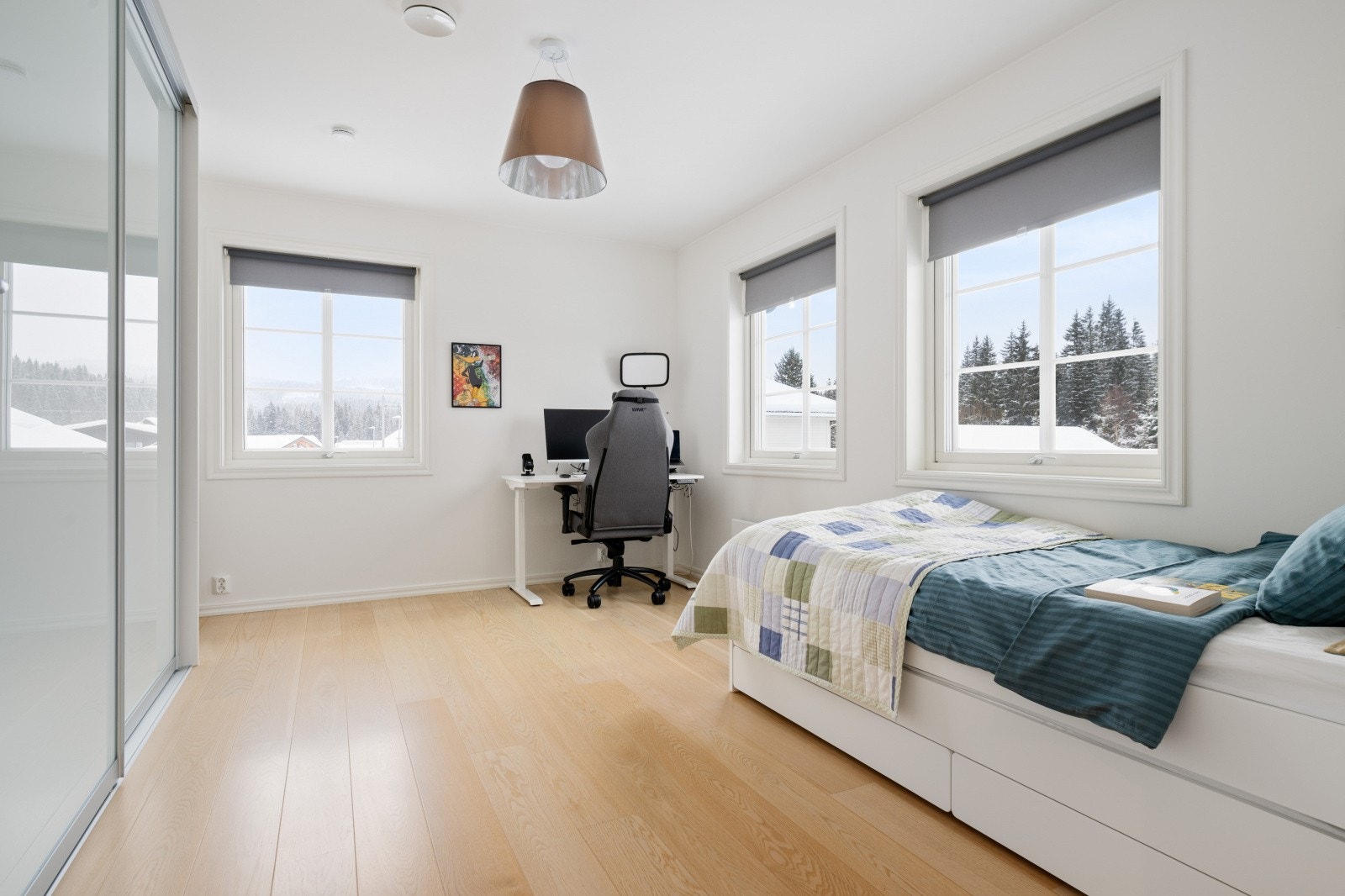 Dette soverommet har også skyvedørsgarderobe. Galleribilde