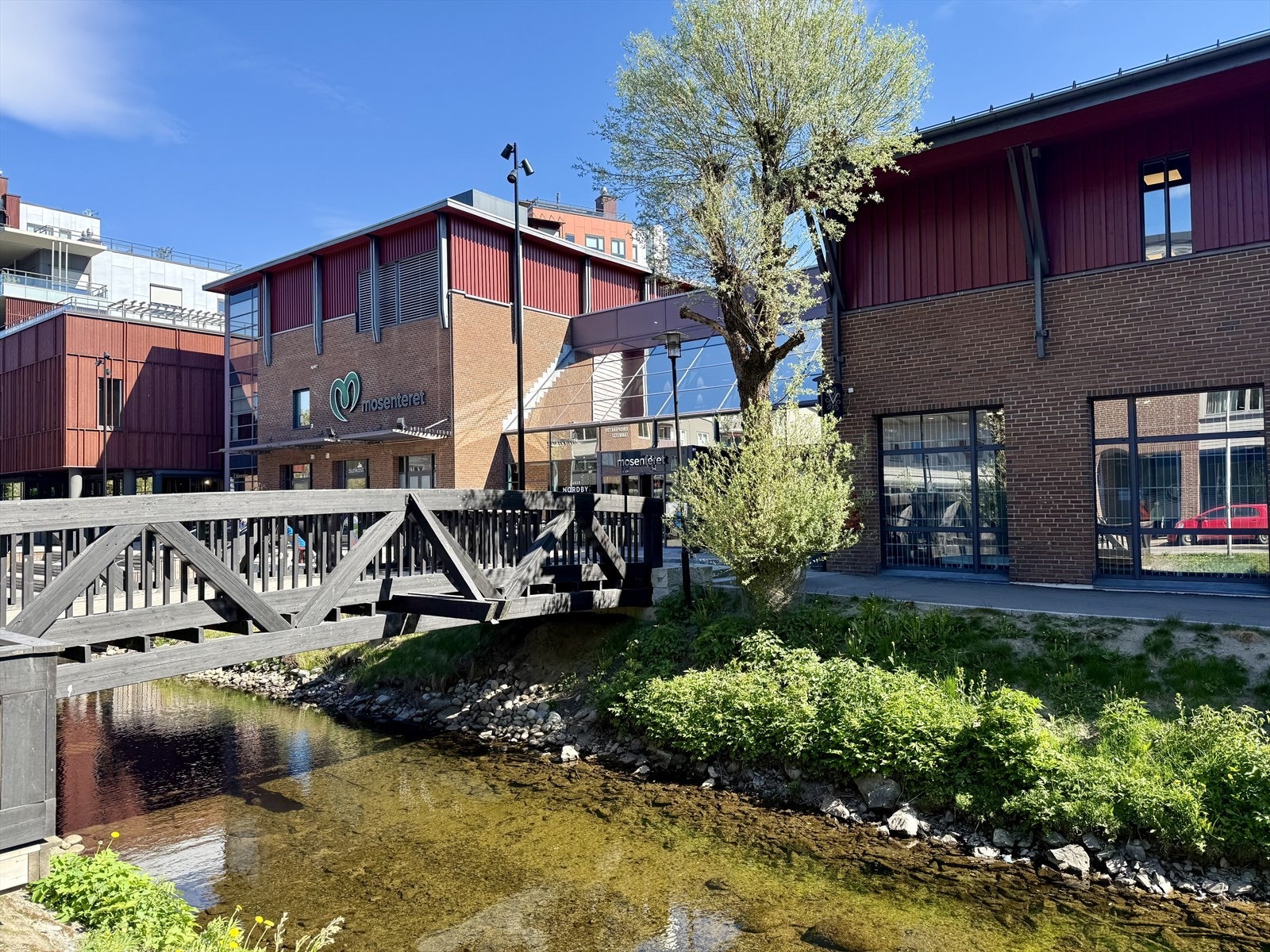 Mosenteret med flere butikker, serveringstilbud og treningssenter. Galleribilde