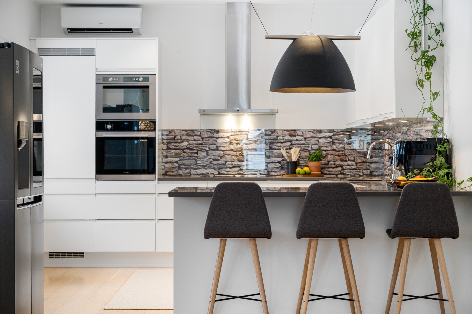 Barløsningen gjør kjøkkenet til ett sosialt rom. Galleribilde