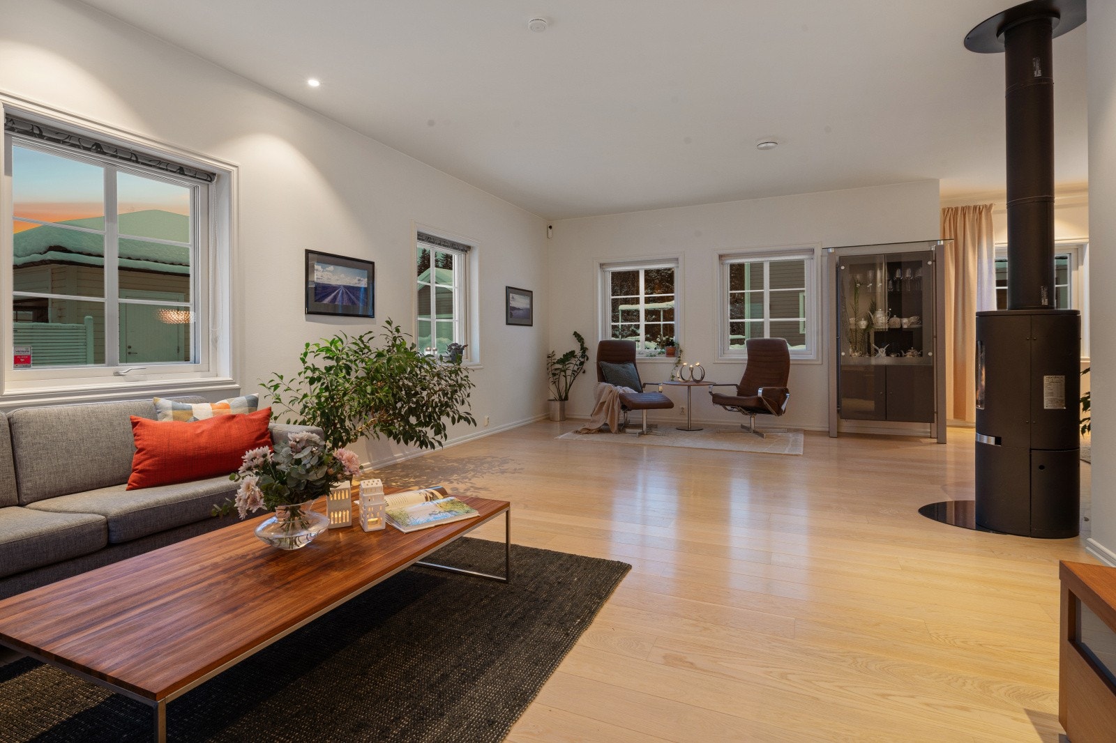 Det er både screens og markiser på flere av vinduene. Galleribilde