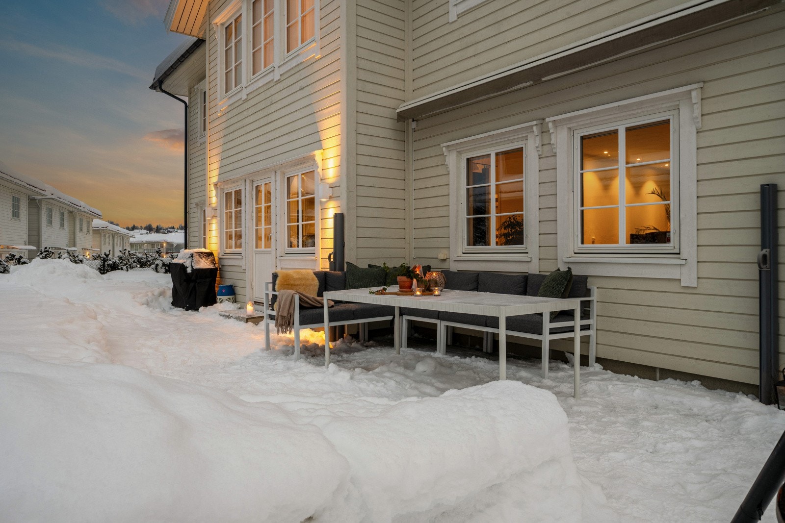 Boligen har flott belysning utendørs. Galleribilde