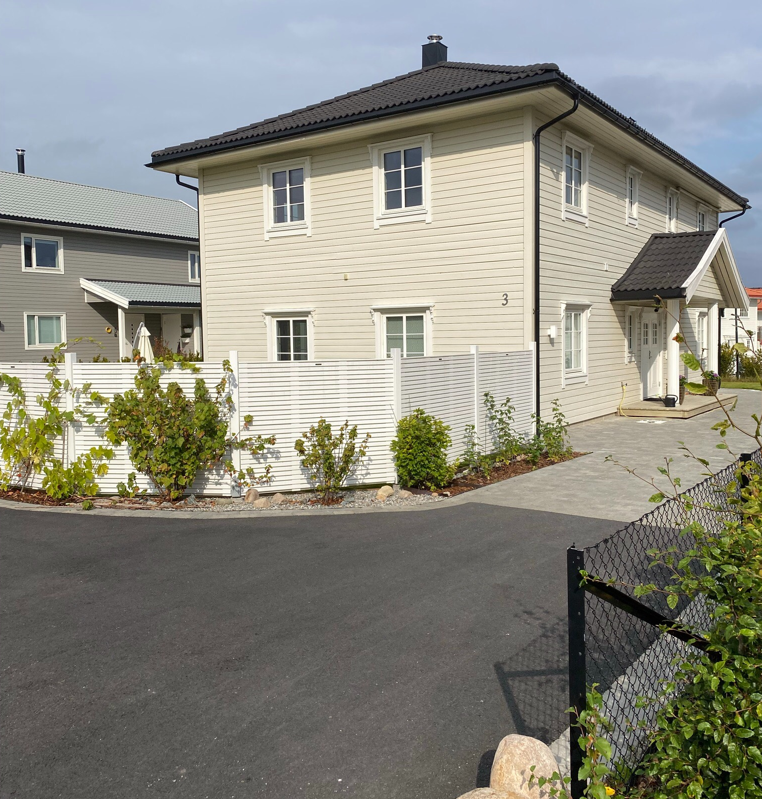 Boligen har ett godt førsteinntrykk med asfaltert oppkjørsel og belegningsstein. Galleribilde