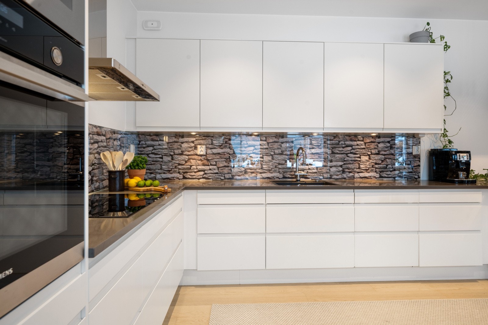 Kjøkkenet er praktisk innredet og oppgradert med nyere hvitevarer. Galleribilde