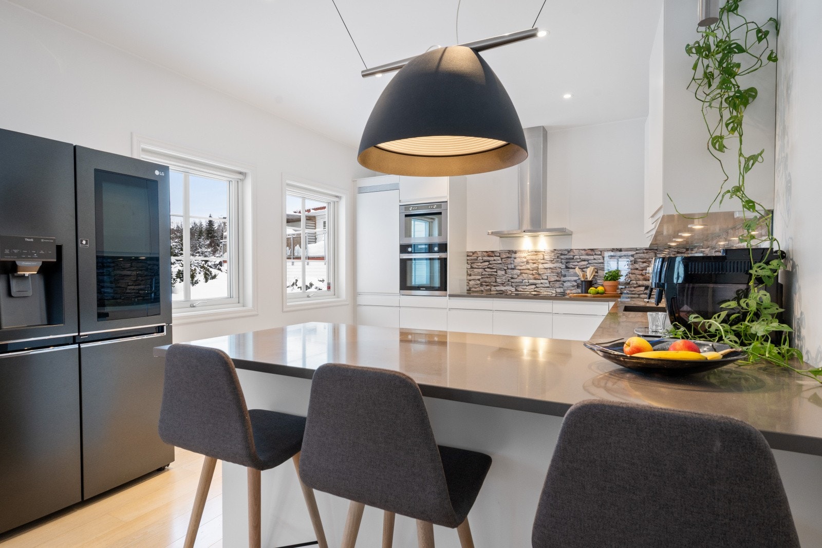 Elegant benkeplate i kompositt. Galleribilde