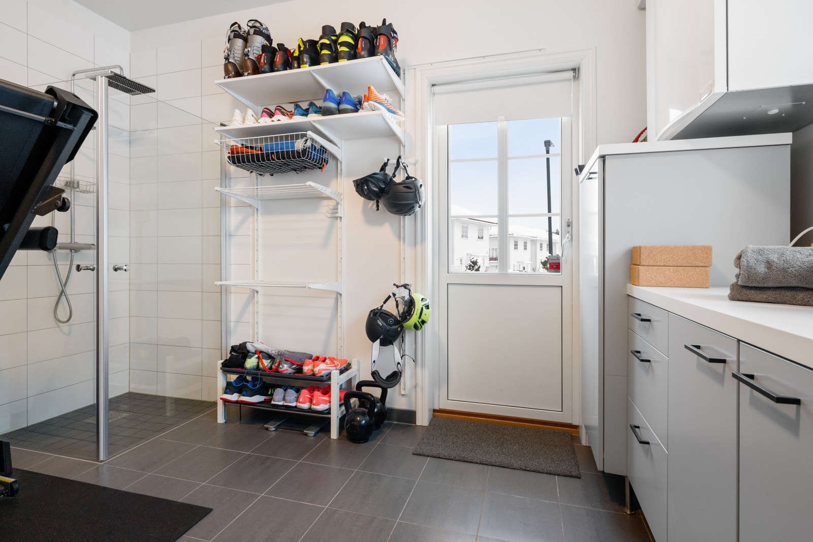 Vaskerommet/badet har egen utgang til hagen. En praktisk løsning når du kommer rett fra marka. Galleribilde