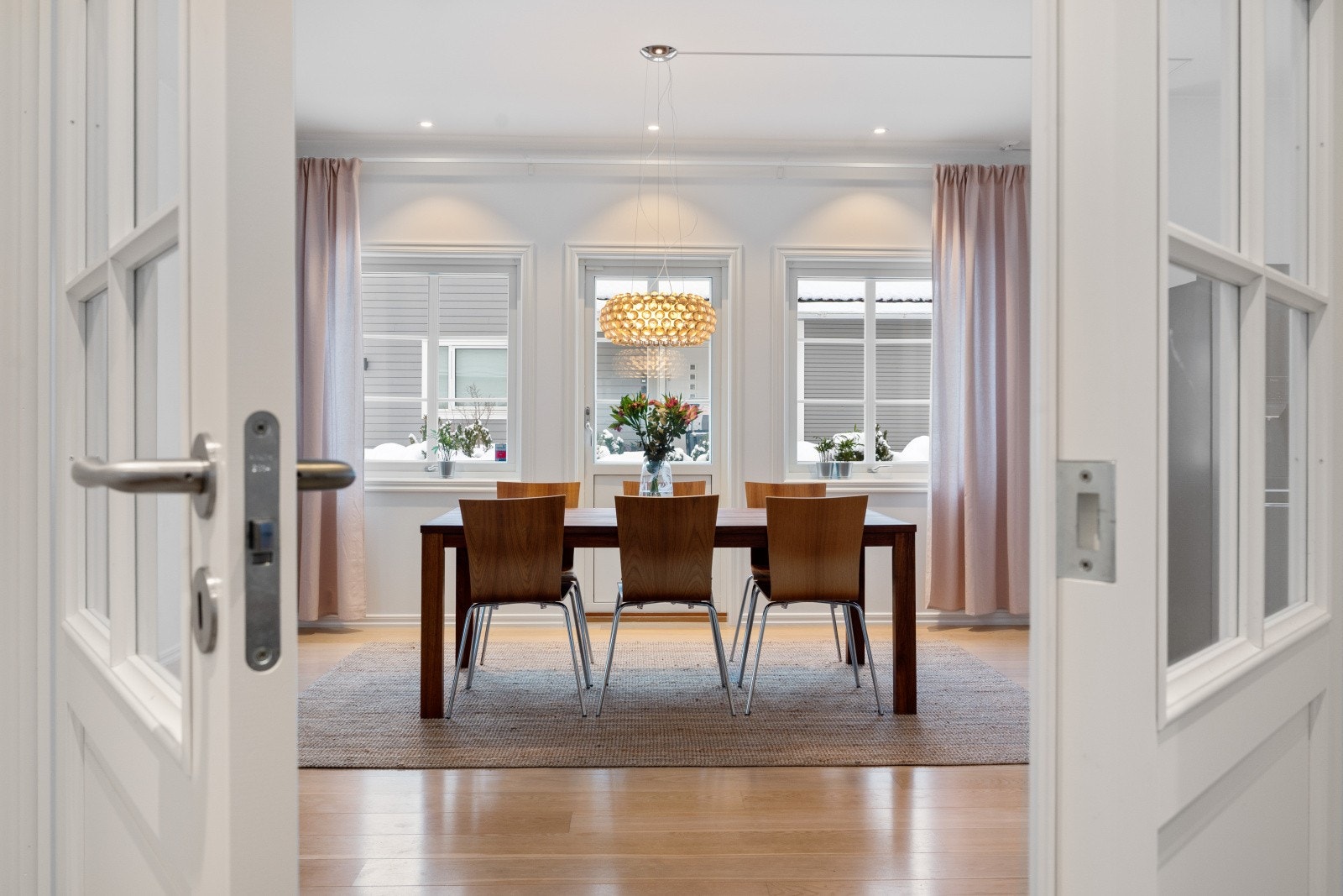 Doble glassdører tar deg videre inn til den romslige stuen og kjøkkenet. Galleribilde