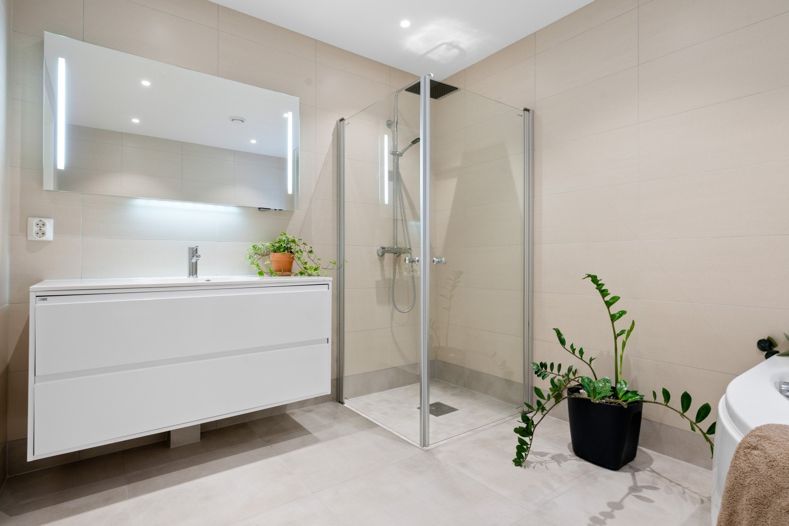 Det er splitter nye fliser på gulvet med nye varmekabler og membran. Badet fremstår som meget moderne og lekkert. Galleribilde