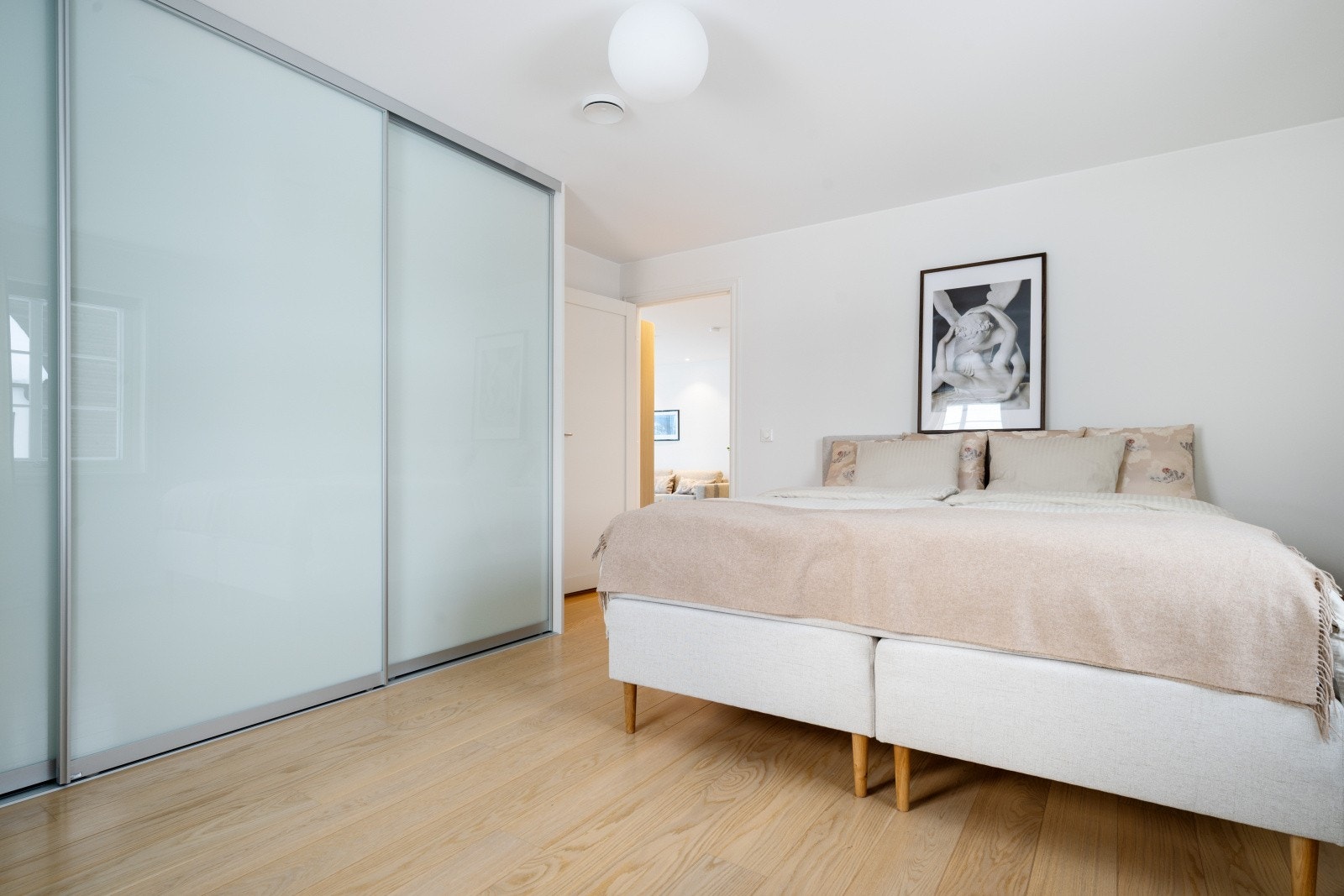 Skyvedørsgarderoben er av god størrelse. Galleribilde