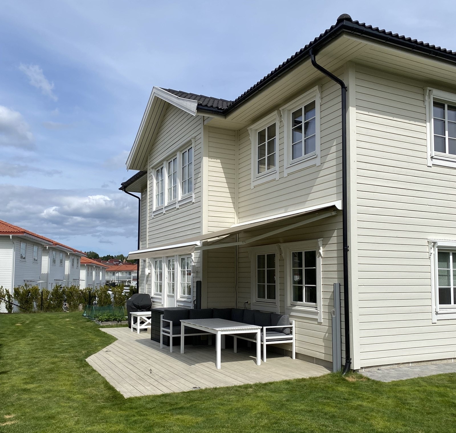 Flott plen og terrasse på husets bakside. Det er også markise. Galleribilde