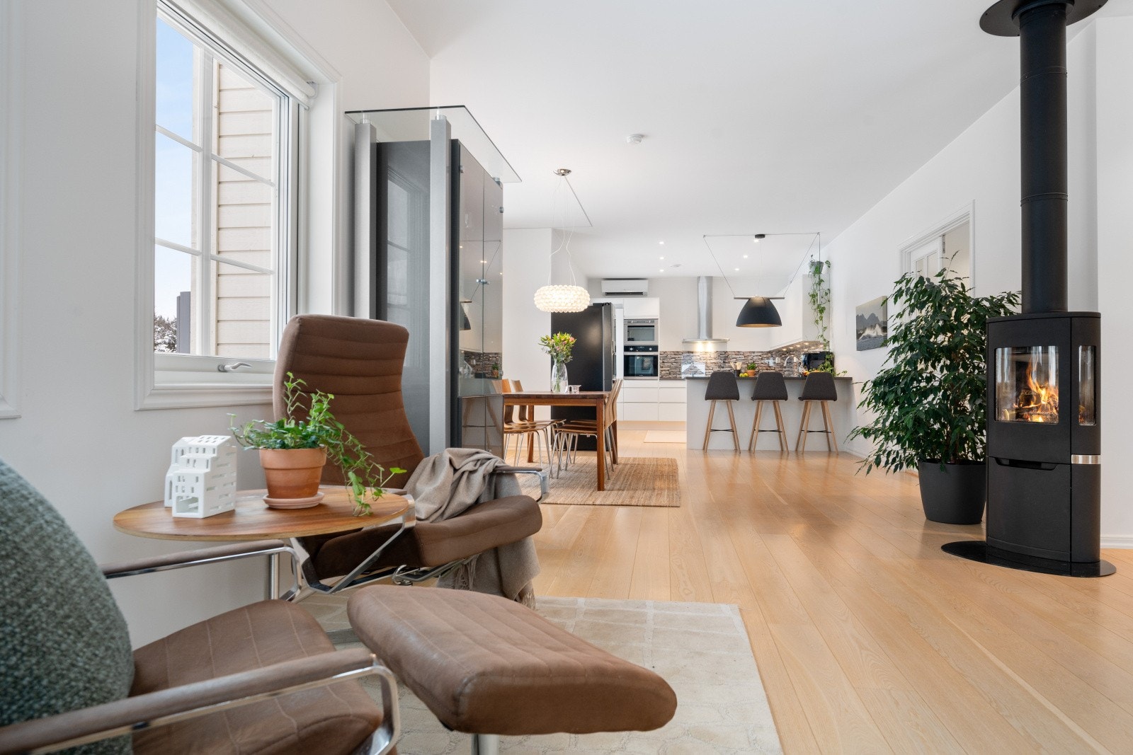 Rommet kan deles i ulike soner, både med spisestue, tvstue og sofakrok. Galleribilde