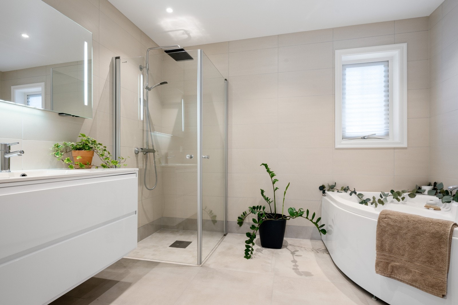 Lekkert flislagt bad i 2.etasje med både dusj og deilig badekar. Galleribilde