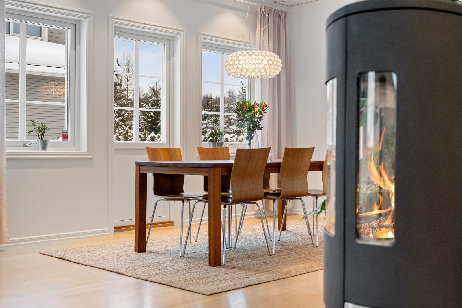 Boligen har både peis og 2 varmepumper. Galleribilde