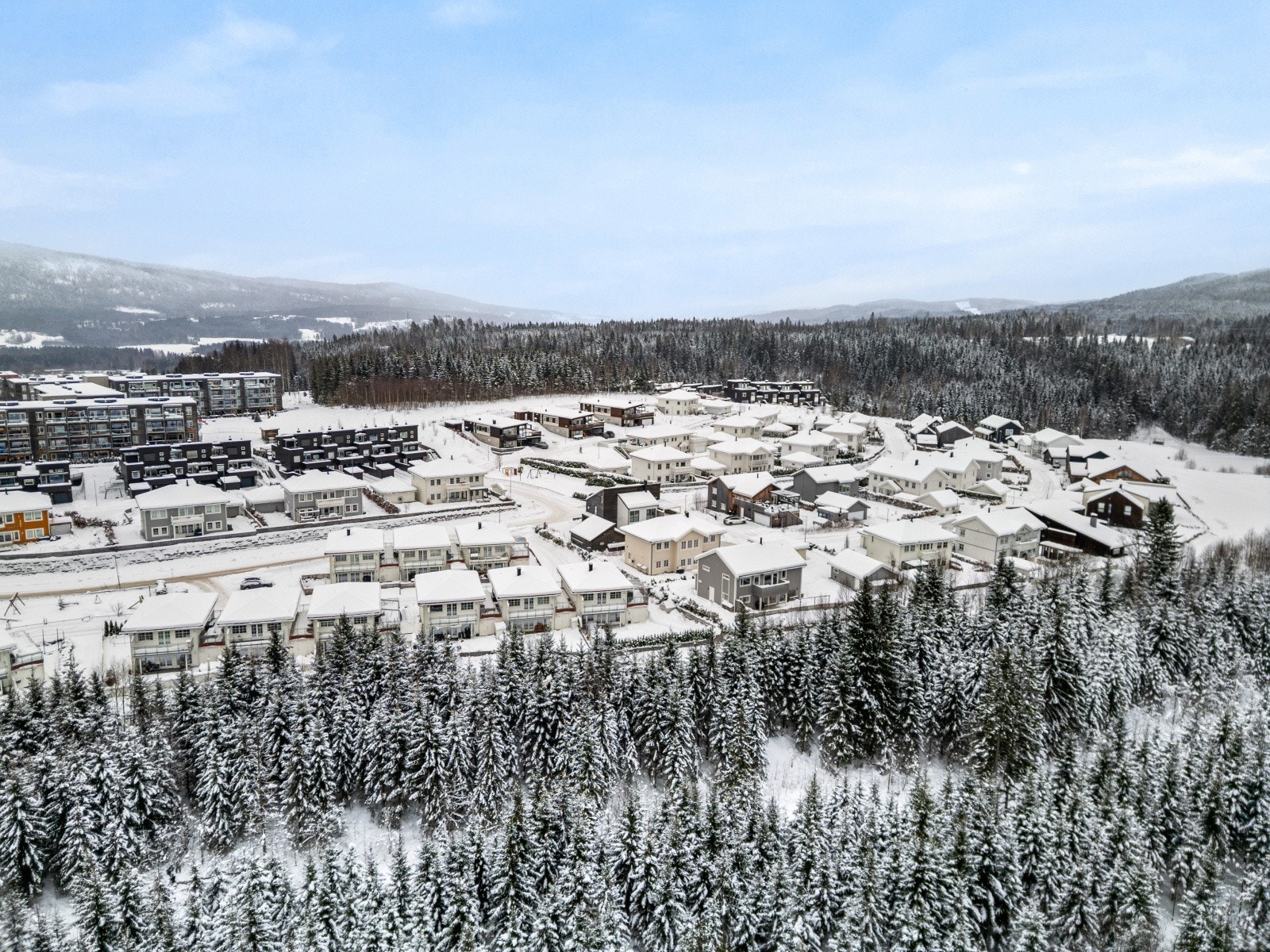 Her bor du med marka som nærmeste nabo. Du kan ta på deg langrennsskiene rett utenfor døren. Galleribilde