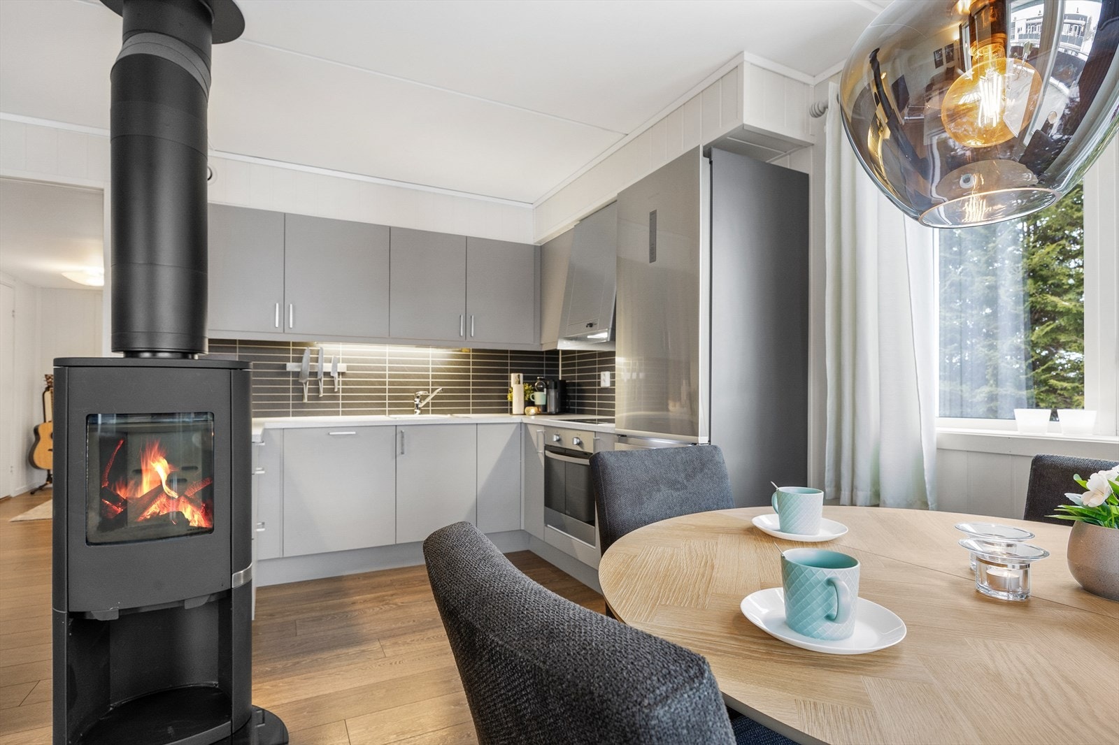 Kjøkkenet er praktisk utformet med god skapplass og en lys laminatbenkeplate. Galleribilde