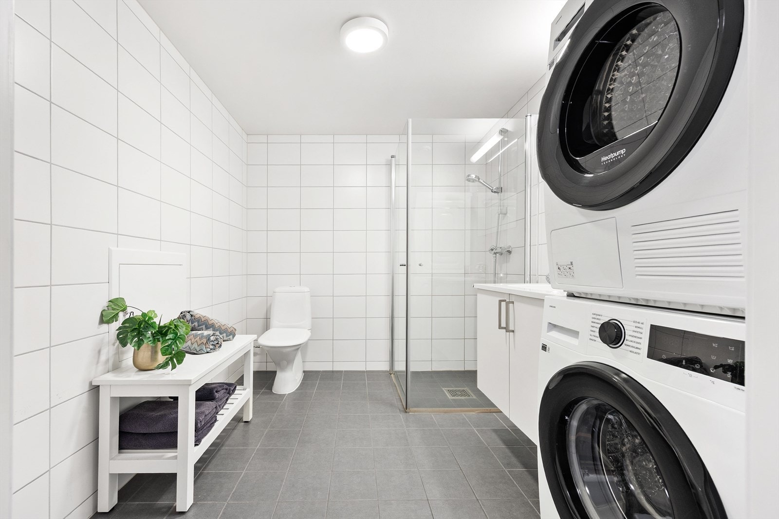 Her er det gulvvarme for økt komfort, samt opplegg for vaskemaskin. Galleribilde