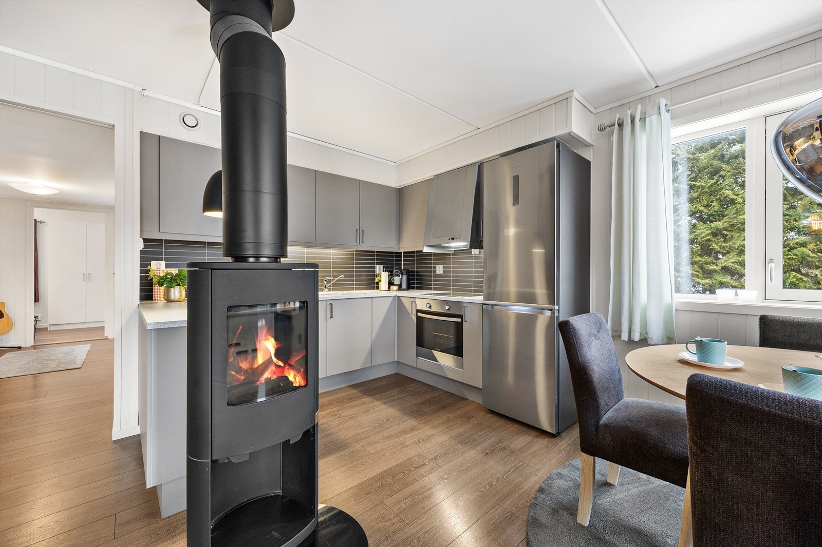 Moderne HTH-kjøkken fra 2015 med stilrene grå fronter og god benkeplass. Galleribilde