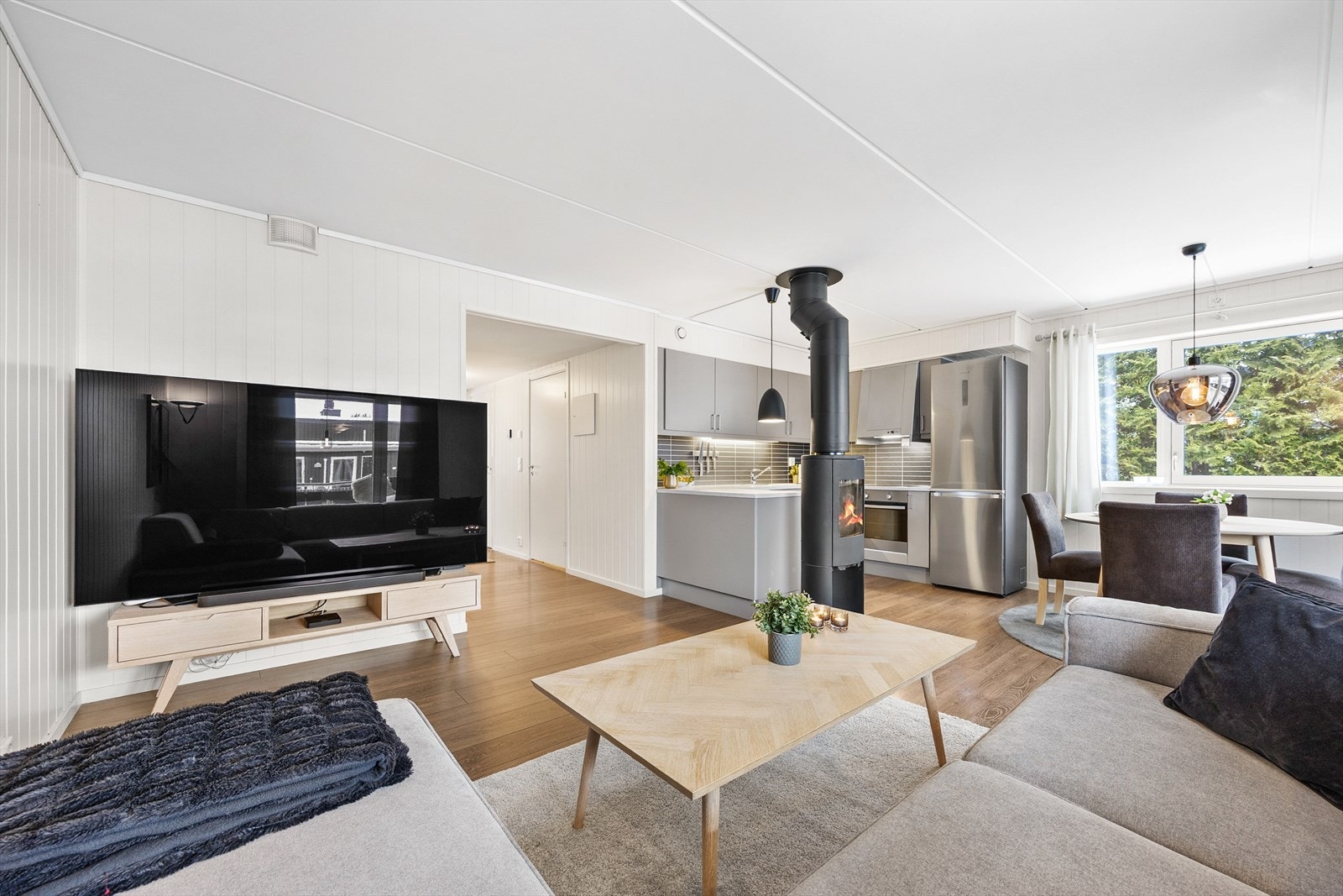 Store vindusflater med 3-lags glass fra 2014 slipper inn rikelig med lys. Galleribilde