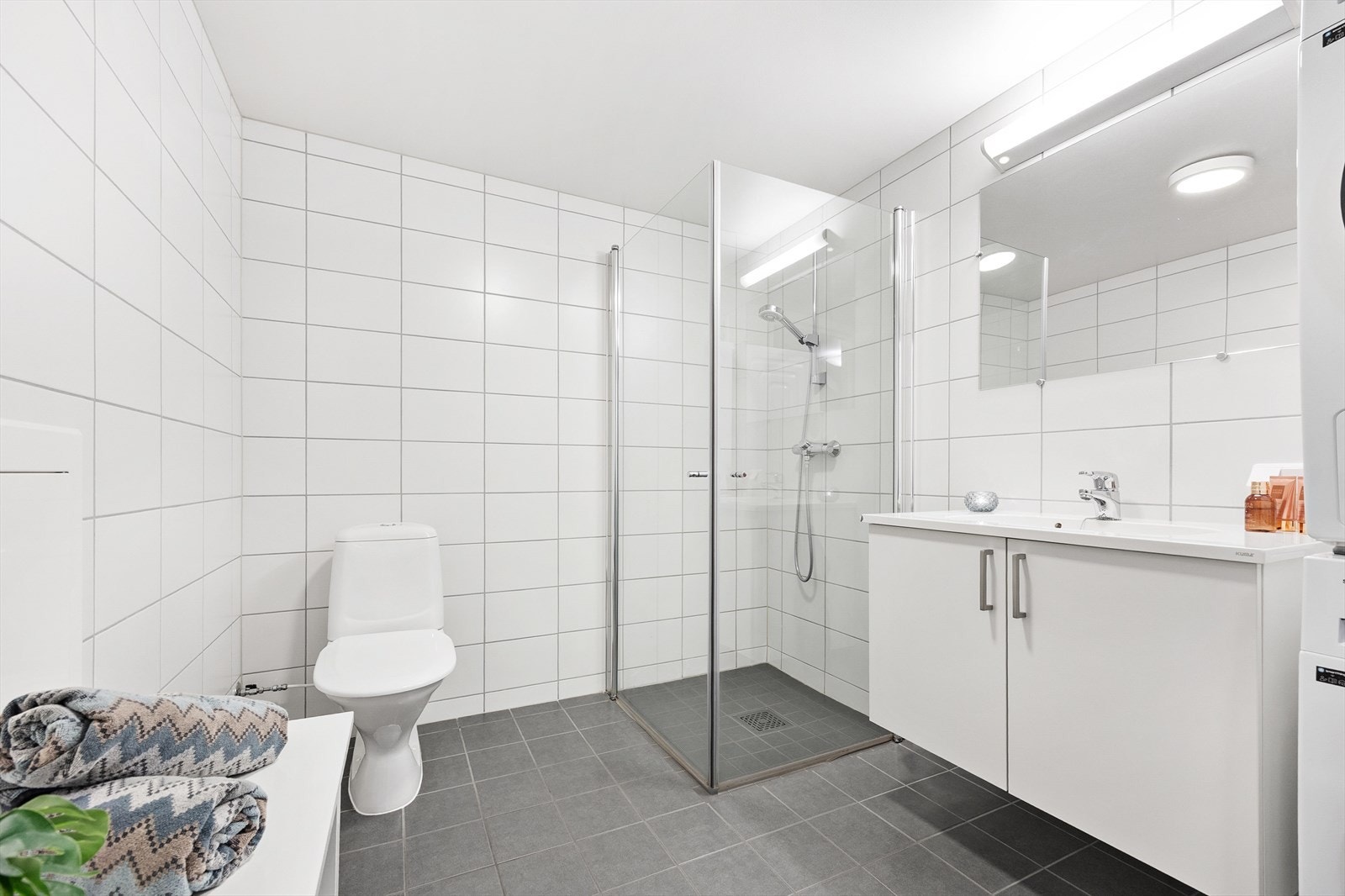 Moderne bad fra byggeår med flislagte flater og godt med belysning. Galleribilde