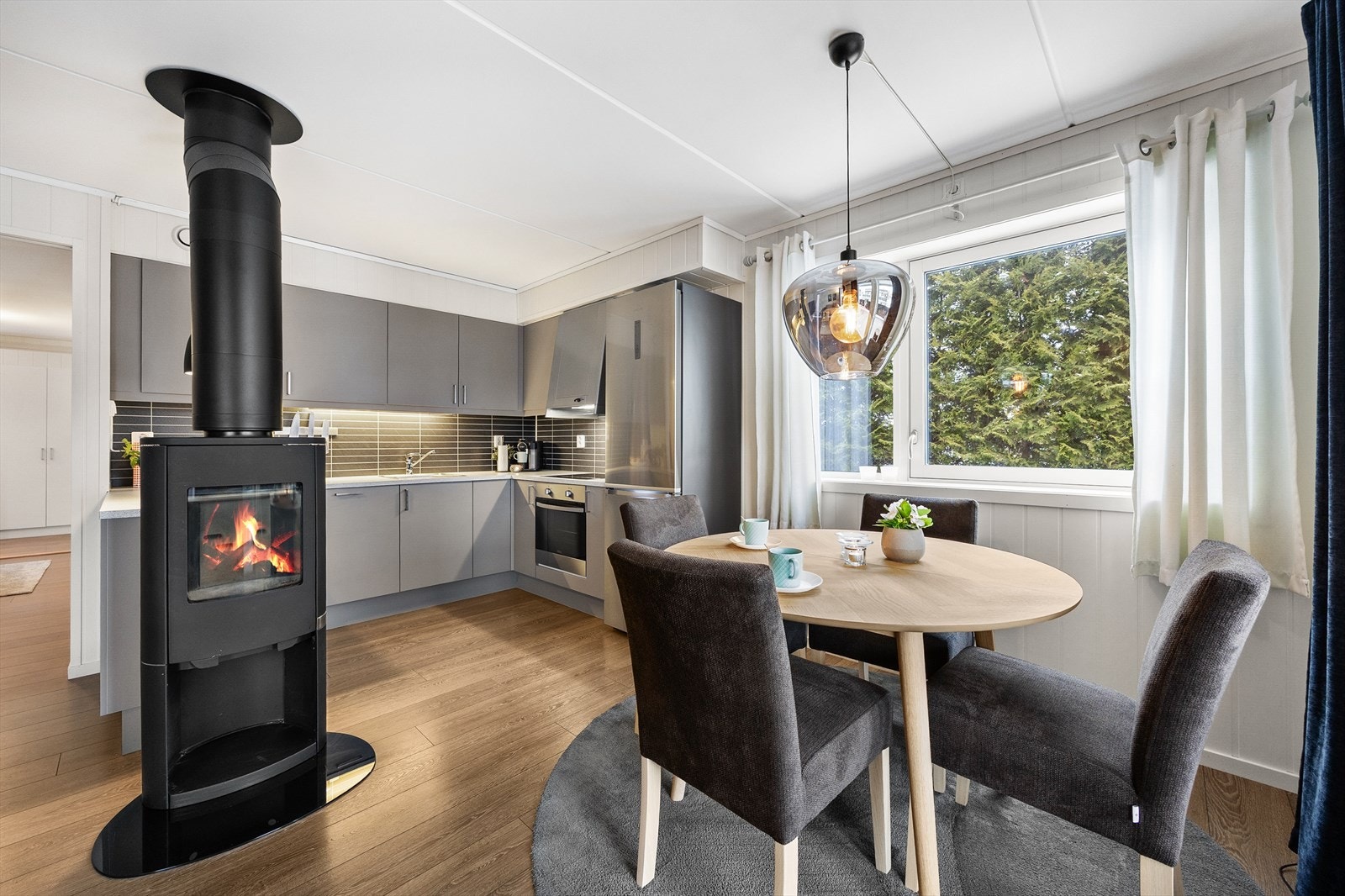 Fra kjøkkenet har man utsikt mot grønne omgivelser. Galleribilde