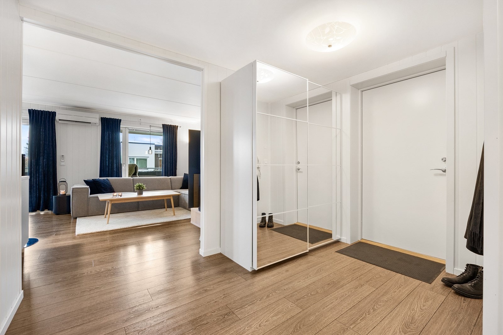 En lys entré med enstavs laminatgulv og god plass til garderobeløsning. Galleribilde