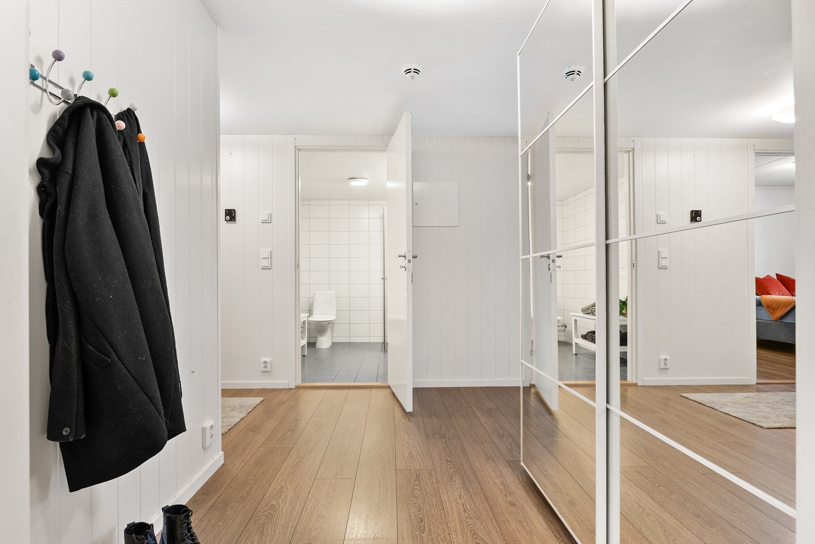 Fra gangen er det adkomst til bad, soverom og den åpne stue- og kjøkkenløsningen. Galleribilde