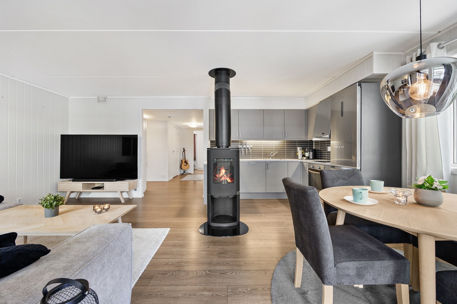 Stuent gir en luftig atmosfære og har en takhøyde på cirka 2,4 meter. Galleribilde