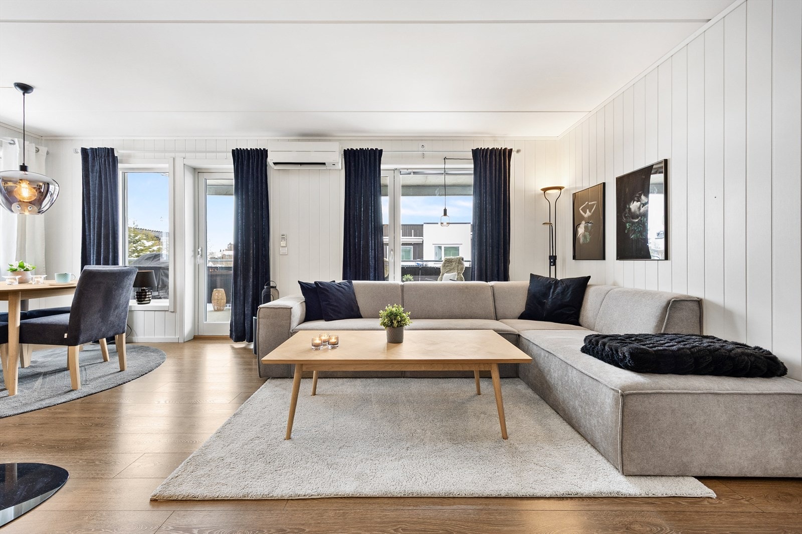 Stuen har god plass til en romslig sofagruppe og øvrig møblement. Galleribilde